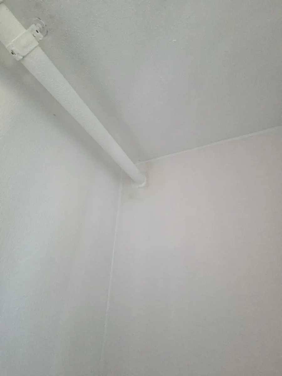 임대주택 단열결로시공 실제 시공 현장, 천장 모서리 부위를 근접 촬영한 확인 사진(시공 후반)