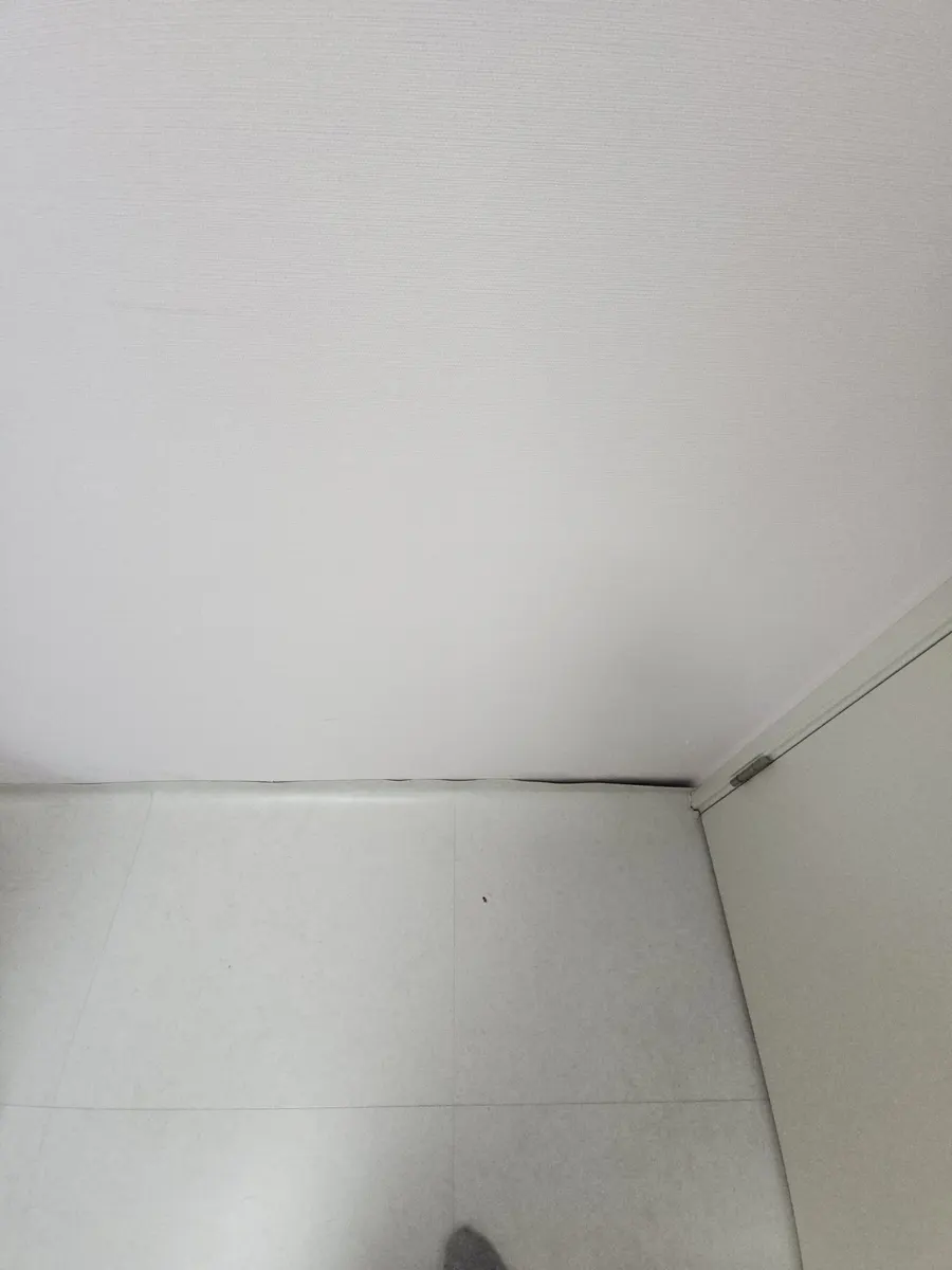 상가 단열결로시공 실제 시공 현장, 천장과 벽 모서리 마감 상태를 근접 확인한 사진